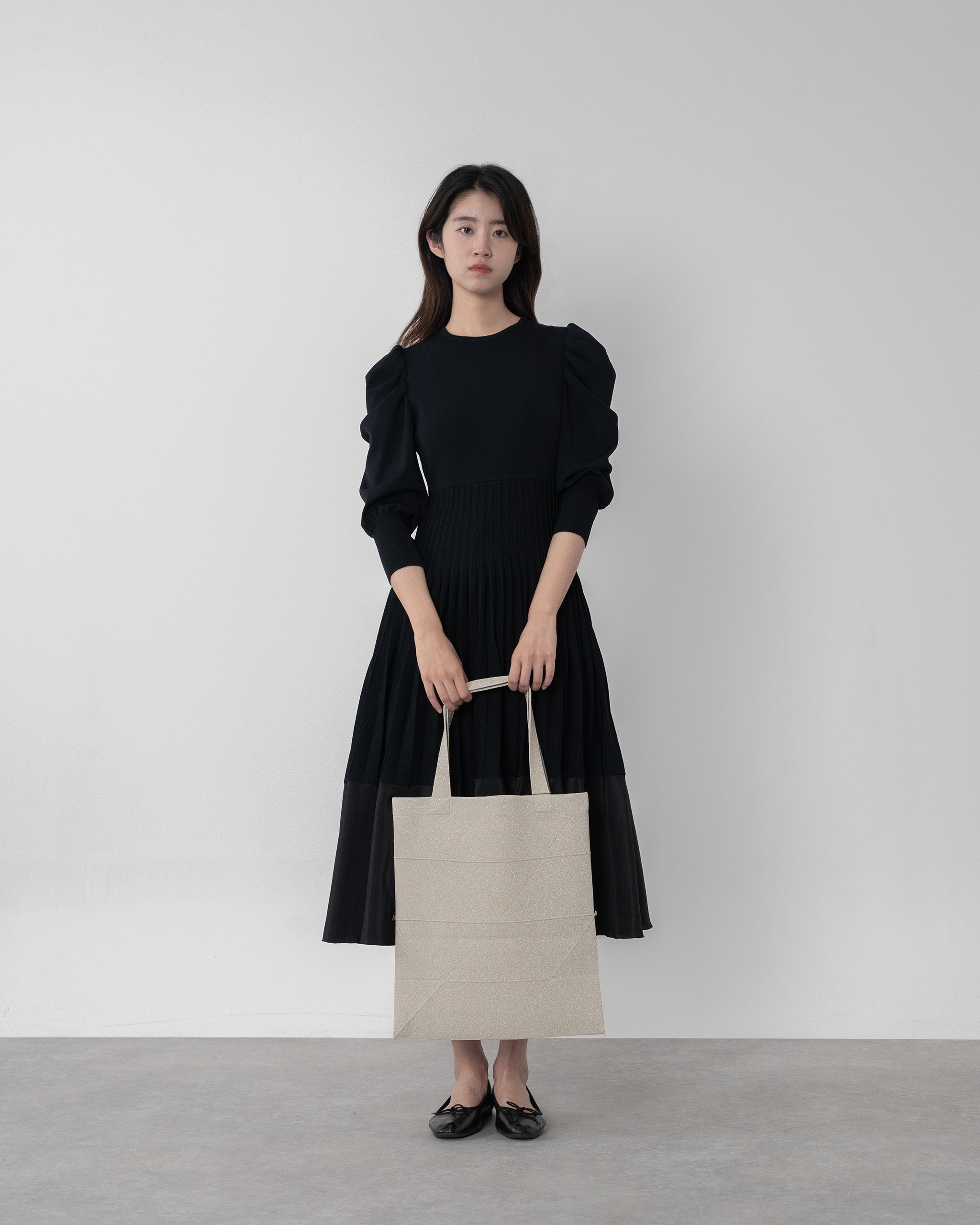 amicom」ORIGAMI KNIT BAG-PLATIUNM折り紙バッグ