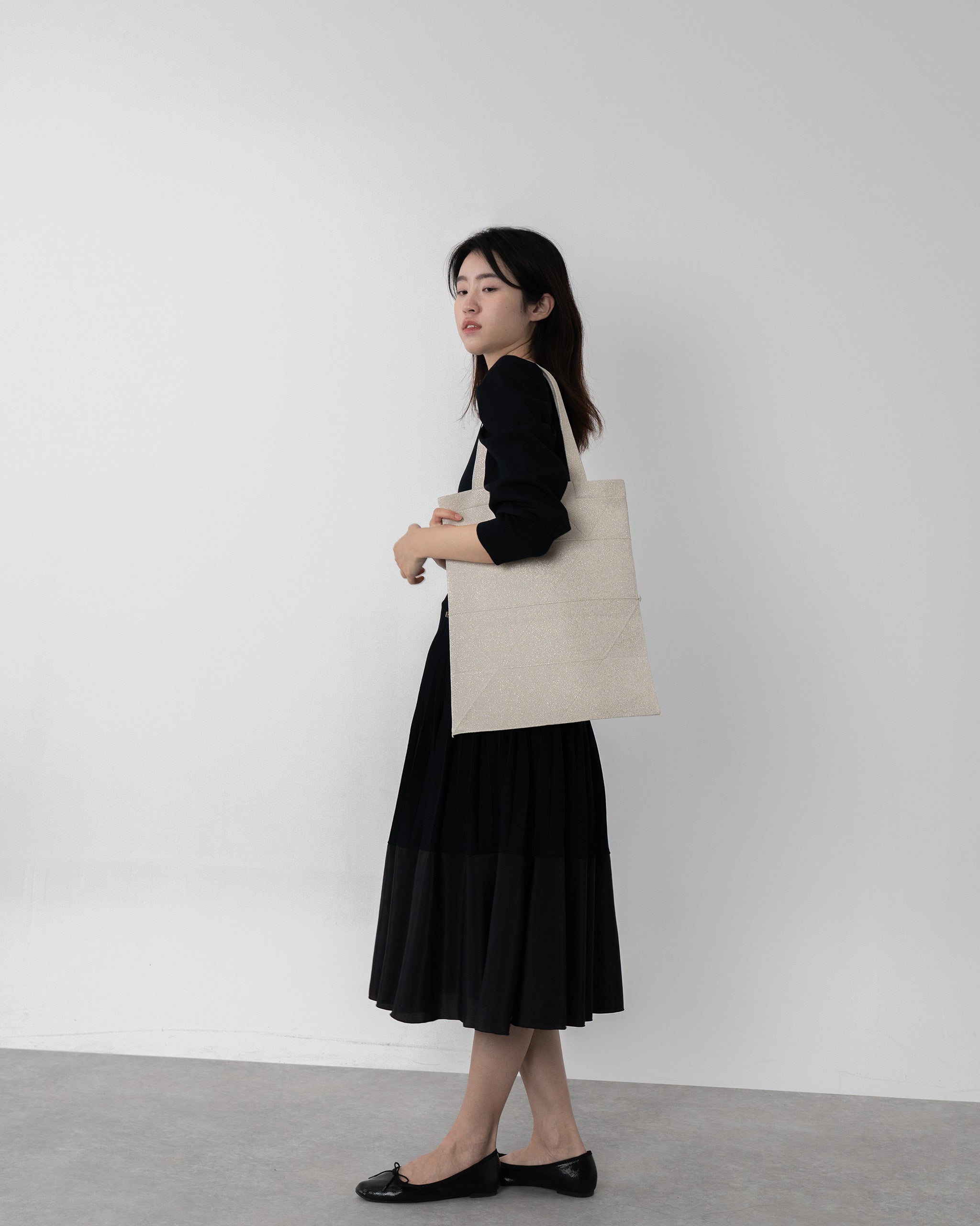 amicom」ORIGAMI KNIT BAG-PLATIUNM折り紙バッグ